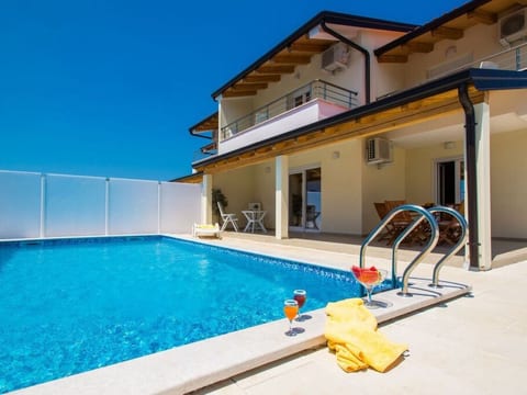 mit Garten, Grill und Terrasse