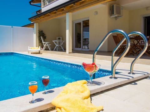 mit Garten, Grill und Terrasse