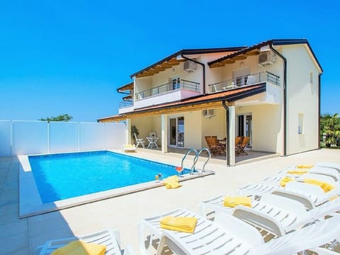 mit Garten, Grill und Terrasse