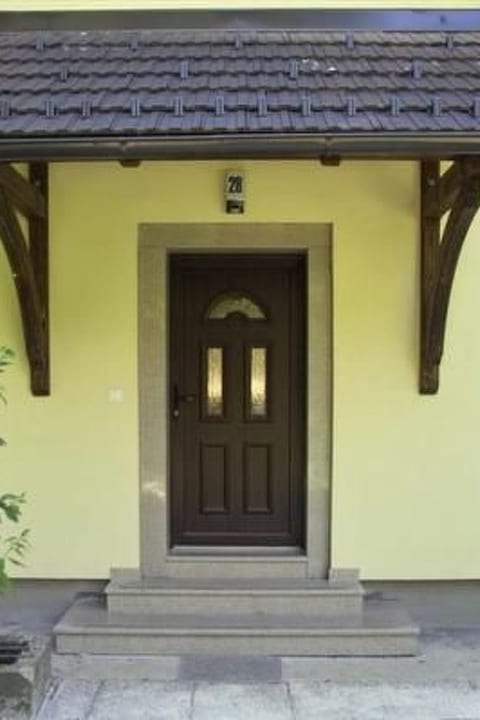 Kleines Haus am Rande des Waldes