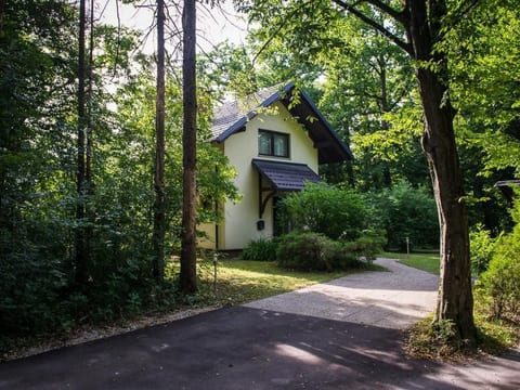 Kleines Haus am Rande des Waldes