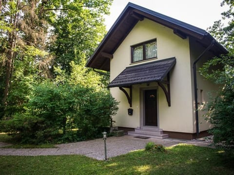 Kleines Haus am Rande des Waldes