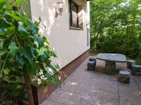Kleines Haus am Rande des Waldes
