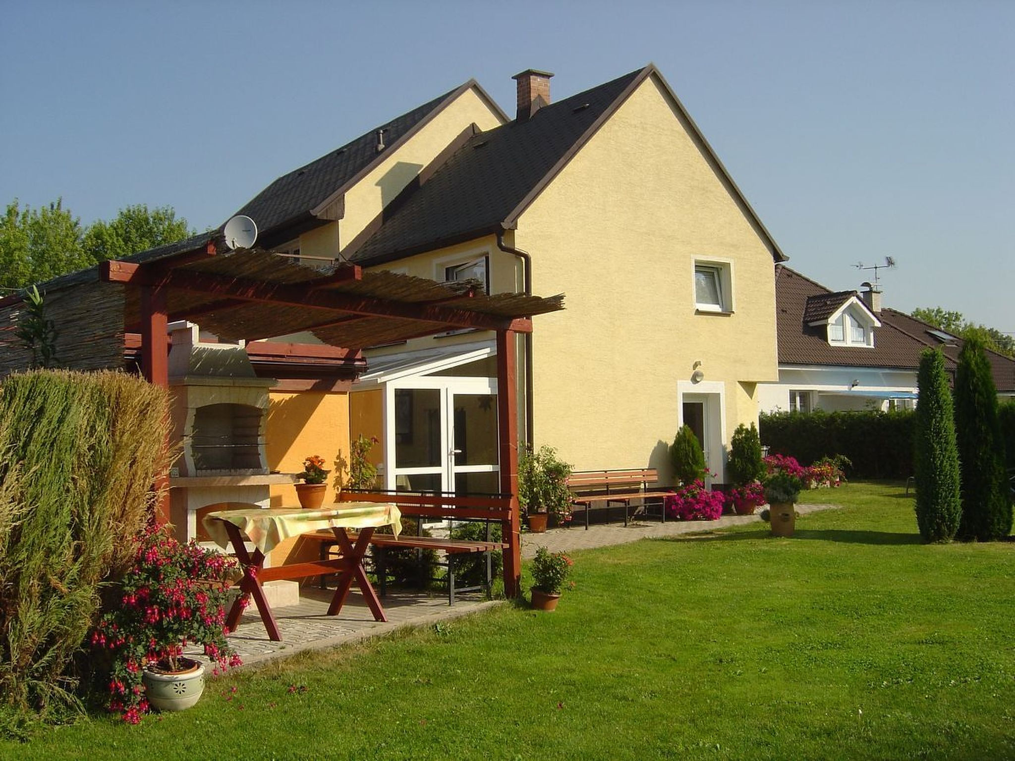 mit Garten und Pools