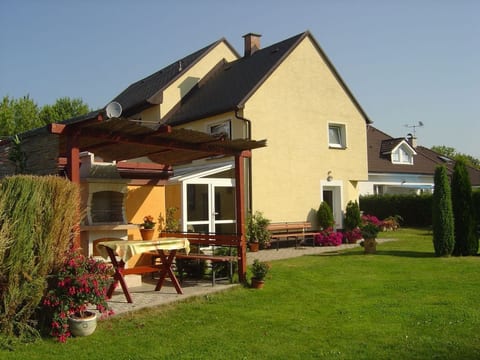 mit Garten und Pools