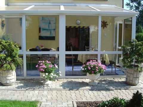 mit Garten und Pools