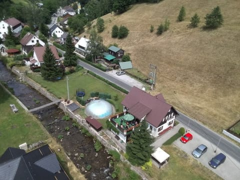 mit solarbeheiztem Außenpool und Sauna