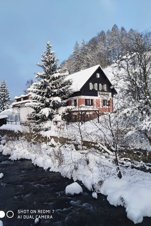 mit solarbeheiztem Außenpool und Sauna