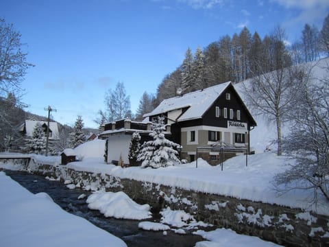 mit solarbeheiztem Außenpool und Sauna