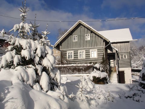 Charmantes, traditionelles Holzhaus