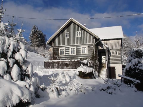 Charmantes, traditionelles Holzhaus