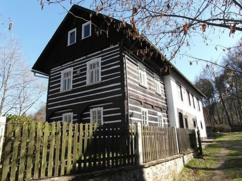 Traditionelles Haus, umgeben von Wäldern in Ralsko
