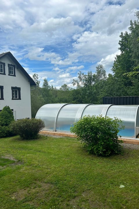 Traditionelles Haus, umgeben von Wäldern in Ralsko