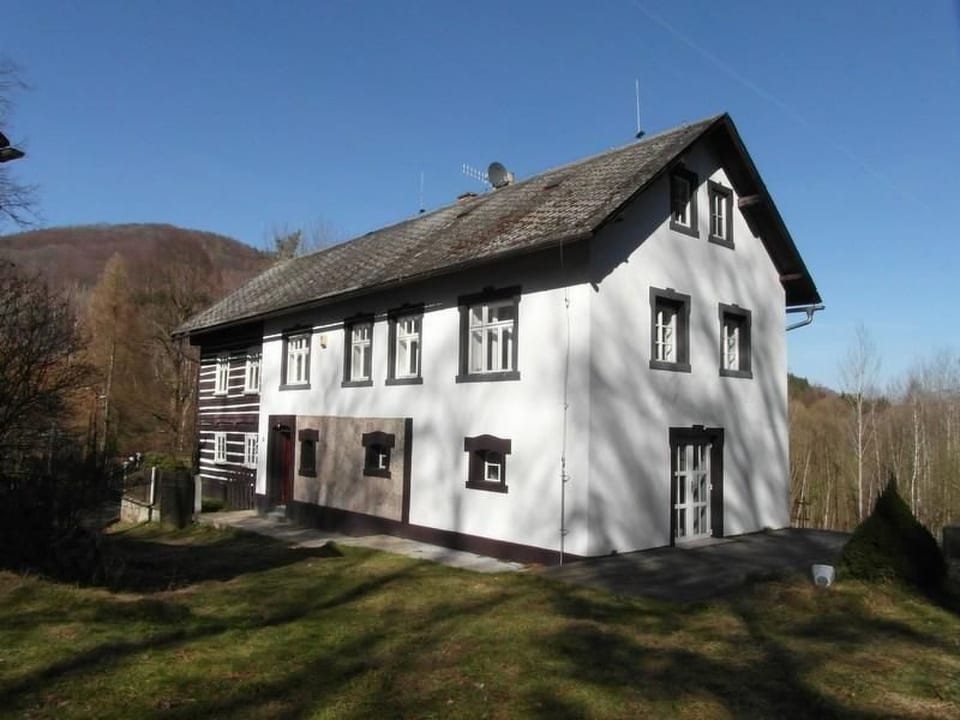 Traditionelles Haus, umgeben von Wäldern in Ralsko - Mimoň