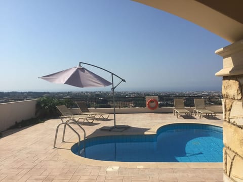 Modernes Ferienhaus mit Pool in Tremithousa