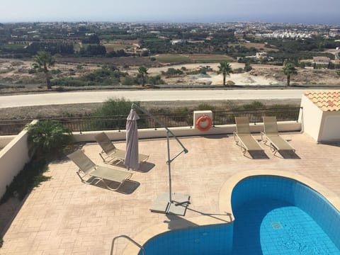 Modernes Ferienhaus mit Pool in Tremithousa