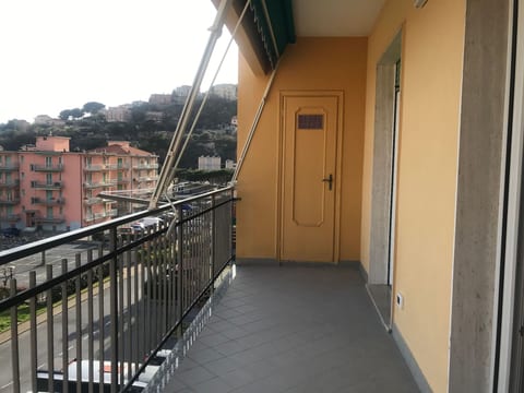 'White' mit Balkon
