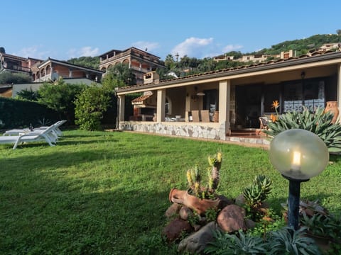Herrliche freistehende Villa mit Meerblick und nur wenige Gehminuten vom Strand