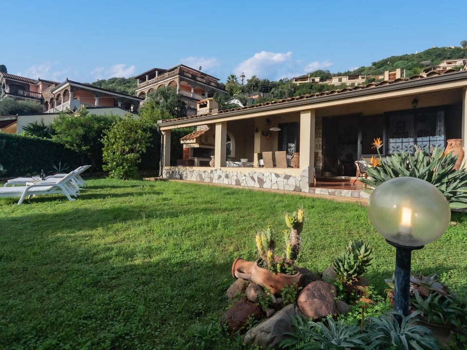Herrliche freistehende Villa mit Meerblick und nur wenige Gehminuten vom Strand - Costa Rei