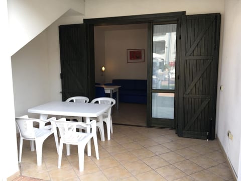 in Lido Di Spina mit Möbliertem Balkon