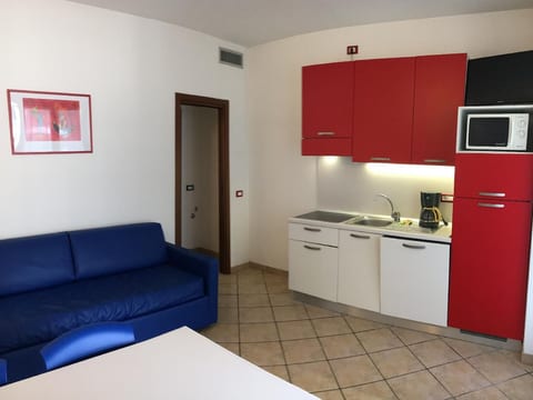 in Lido Di Spina mit Möbliertem Balkon