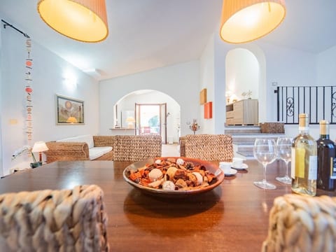 Schöne moderne Villa in privater Lage, umgeben von üppiger Natur