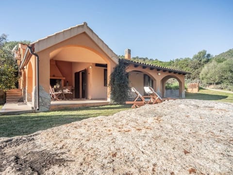Schöne moderne Villa in privater Lage, umgeben von üppiger Natur