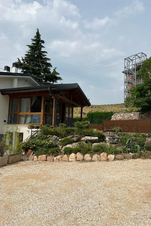 Wohnung in Caprino Veronese mit Garten