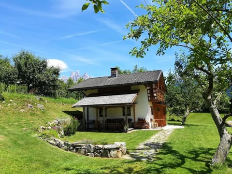 Romantisches Chalet in den Wiesen der Dolomiten