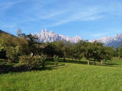 Romantisches Chalet in den Wiesen der Dolomiten