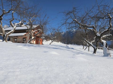 Romantisches Chalet in den Wiesen der Dolomiten