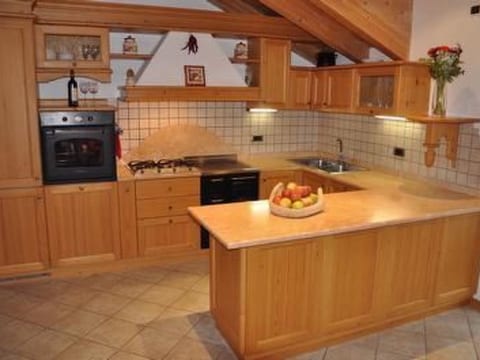 Elegantes und geräumiges Dachgeschosszimmer in den Dolomiten