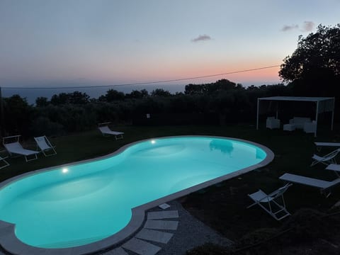 Villa im Grünen mit Schwimmbad und Meerblick