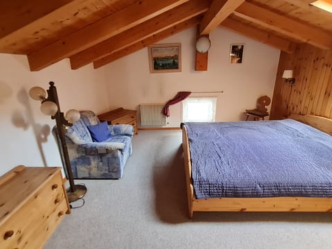 Chalet Haus (bei Einfahrt grosser Nussbaum )