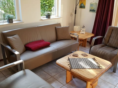 Gemütliches Haus mit komplett umzäuntem Garten
