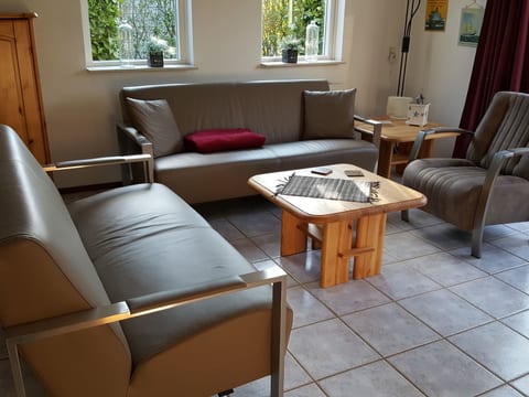 Gemütliches Haus mit komplett umzäuntem Garten
