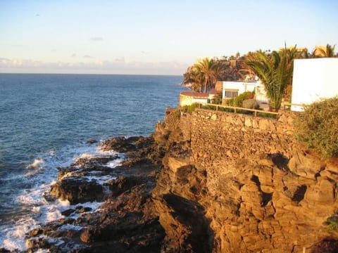 Bungalow auf einem Felsen direkt am Meer