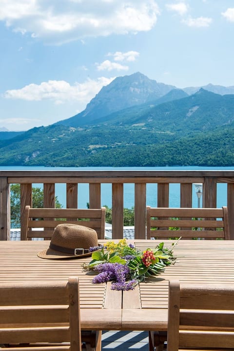 Gemütliches Chalet am Ufer des Sees von Serre-Po