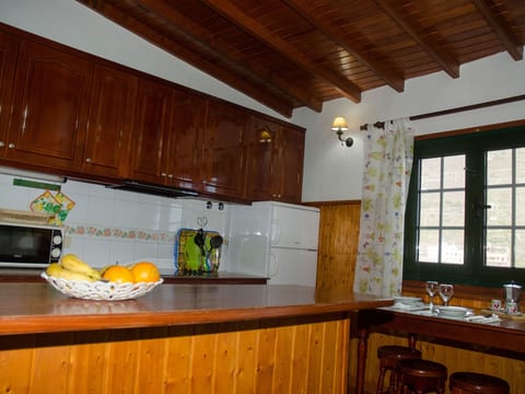 Ländliches Haus mit herrlichem Blick auf das Meer und das Tal.
