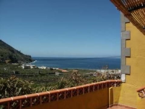 Ländliches Haus mit herrlichem Blick auf das Meer und das Tal.