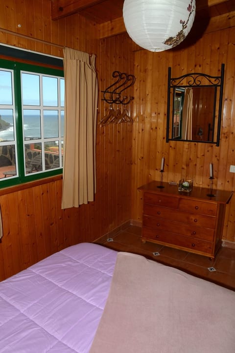 Ländliches Haus mit herrlichem Blick auf das Meer und das Tal.