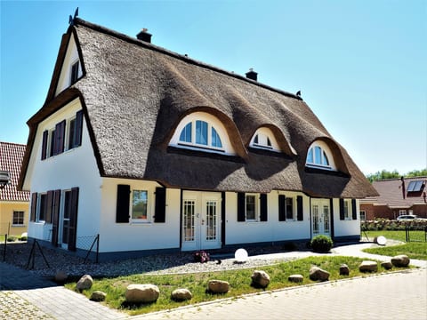 Traumhafte Reetdach-Doppelhaushälfte mit Garten