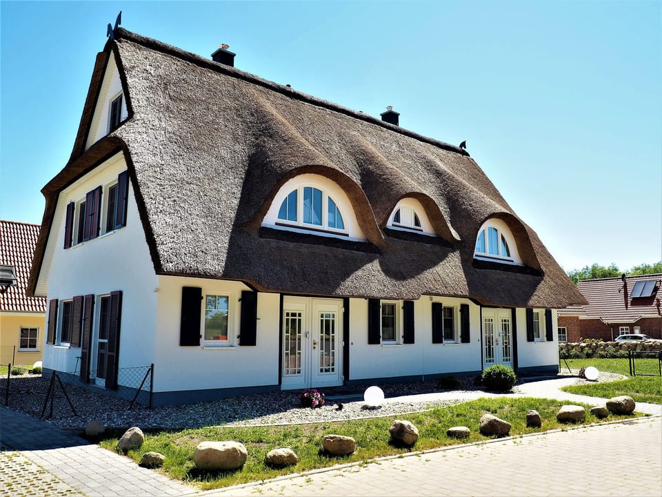 Traumhafte Reetdach-Doppelhaushälfte mit Garten - Rerik