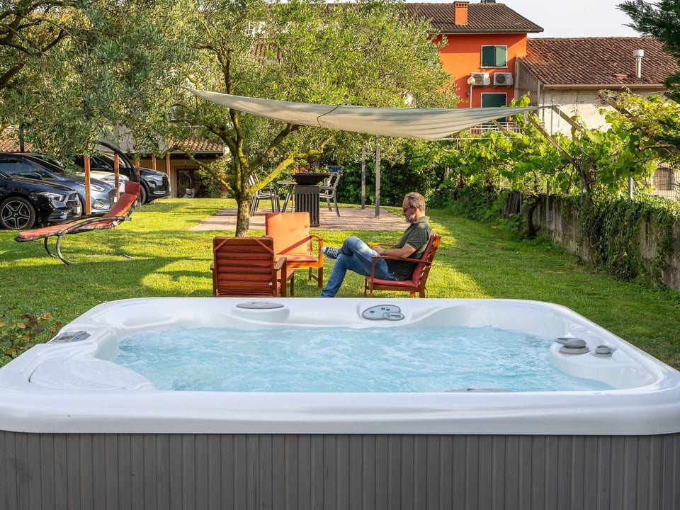 Zimmer mit Bad in einer Einrichtung mit Wellness-Center - Salionze