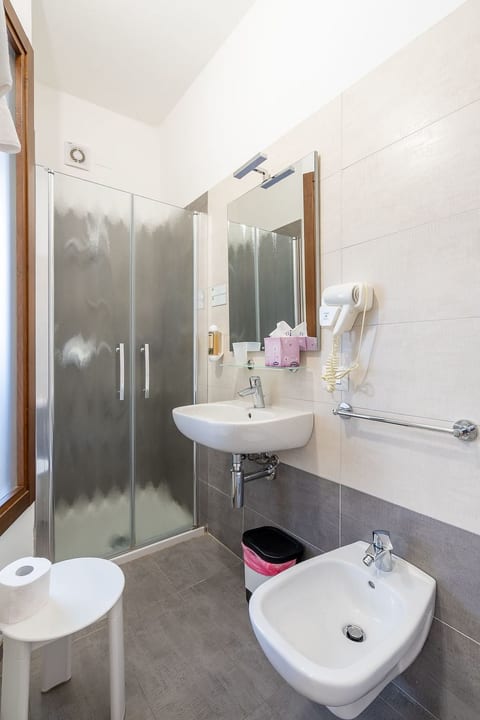 Zimmer mit Bad in einer Einrichtung mit Wellness-Center
