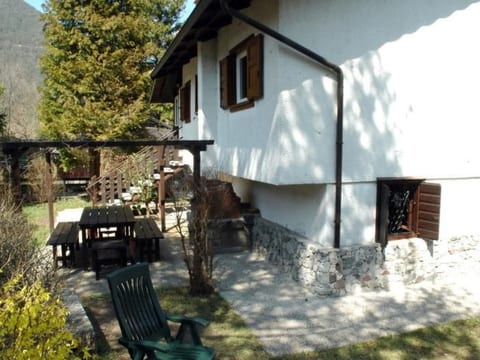 Freistehendes Haus mit eingezäuntem Privatgarten