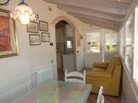 Freistehendes Haus mit eingezäuntem Privatgarten