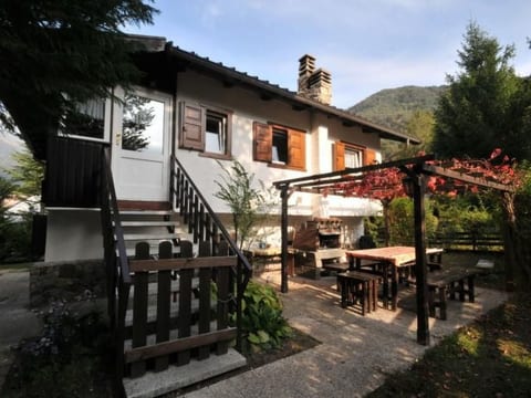 Freistehendes Haus mit eingezäuntem Privatgarten