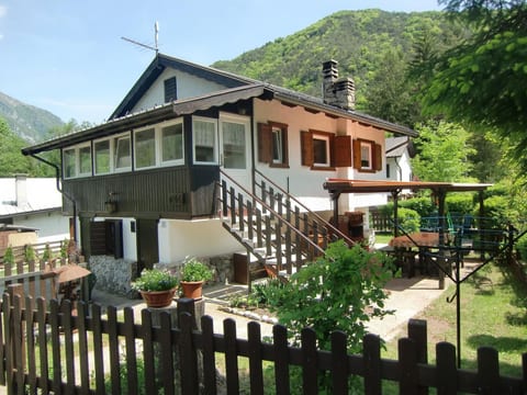 Freistehendes Haus mit eingezäuntem Privatgarten