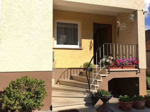 Große Ferienwohnung in Gosberg mit Terrasse, Garten und Grill